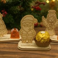 Weihnachtliche Holzfiguren mit Platz für Süßigkeiten