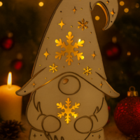 Holz-Wichtel mit Schneeflocken